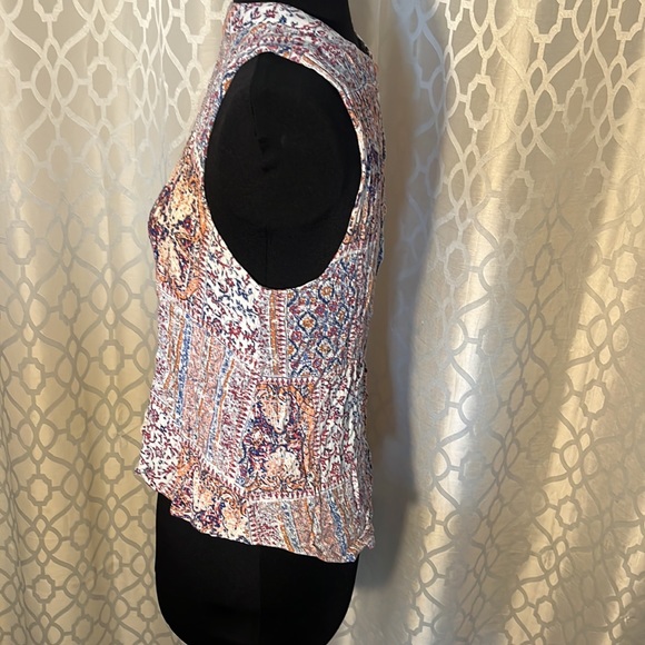 Womens patterned sleeveless top with button on back. Elodie Size M - Picture 3 of 9